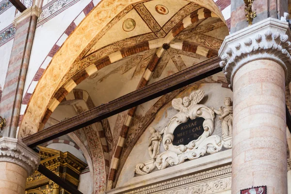 Portal en chiesa di Sant Anastasia en Verona ciudad —  Fotos de Stock