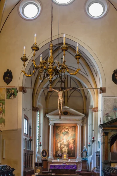 Chapel with crucifixion in chiesa Sant Anastasia — Stock Photo, Image