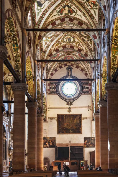 Besökare inomhus av chiesa di Sant Anastasia — Stockfoto
