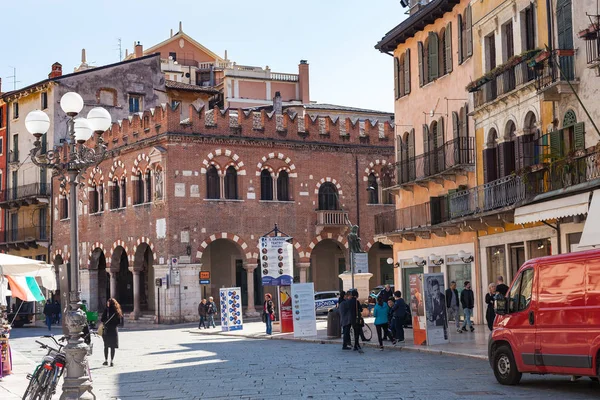 Mensen en paleizen op de Piazza delle Erbe in Verona — Stockfoto