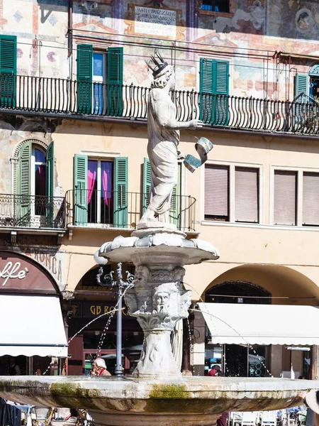 Estatua Madonna Verona en Verona ciudad en primavera — Foto de Stock