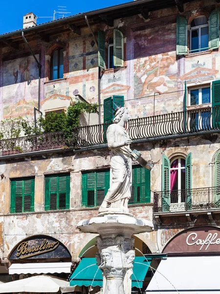 Scultura Madonna Verona a Verona città in primavera — Foto Stock