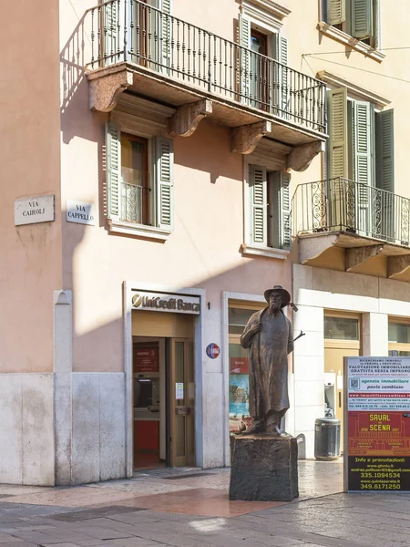 Bronzen standbeeld van de dichter Berto Barbarani in Verona — Stockfoto