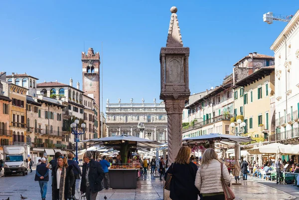 Personnes sur le marché urbain dans la ville de Vérone — Photo