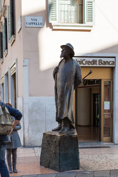 Bronzen beeld van Berto Barbarani in Verona — Stockfoto