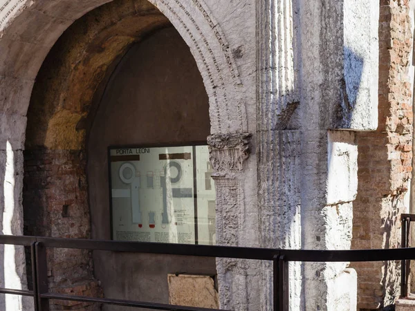 Oude Porta Leoni in Verona city — Stockfoto