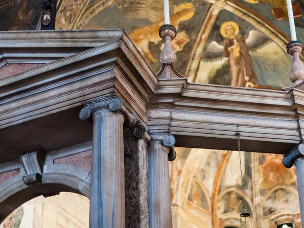 Interieur van bovenste kerk in Chiesa di San Fermo — Stockfoto