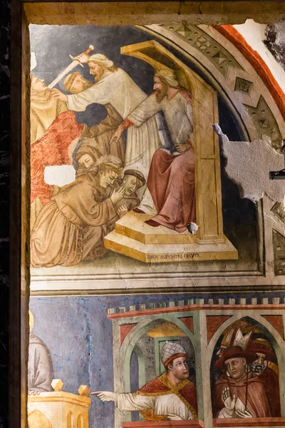 Fresco's in de kapel Alighieri in Chiesa San Fermo — Stockfoto