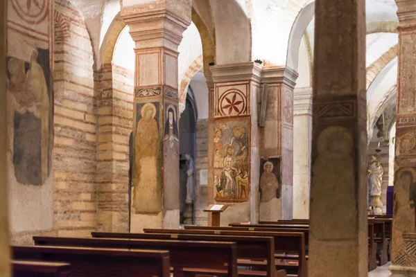 Inre av lägre kyrkan Chiesa di San Fermo — Stockfoto