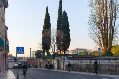 İnsanlar sokakta bahar akşam şehirde Verona