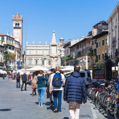 turistlere Piazza Erbe (Pazar Meydanı), Verona