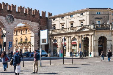 insanlar ve Ortaçağ sutyen Gates, Verona