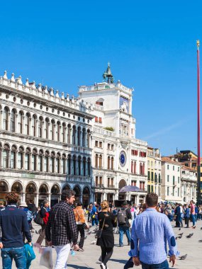 San Marco meydanında Saat Kulesi yakınındaki turist