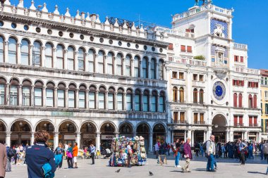 Saat Kulesi üzerinde Piazza San Marco yakınındaki insanlar