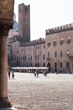 Torre della Gabbia ve Mantua 'daki Palazzo Bonacolsi