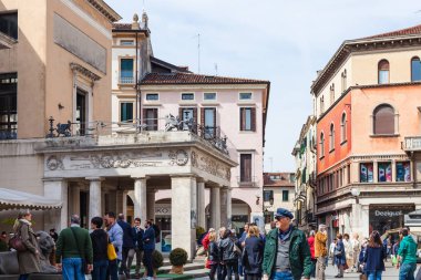 Padua 'daki Piazzetta Cappellato Pedrocchi' deki insanlar