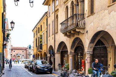 via del Santo Padua Bazilikası yakınındaki insanlar