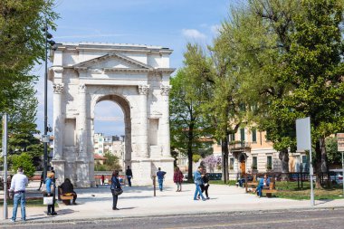 Arco dei GAVI bahar Verona şehrinde yakın kişi