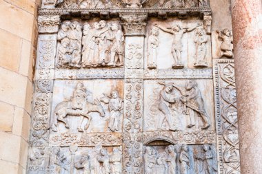 Basilica di San Zeno kapısı üzerinde açık dekor
