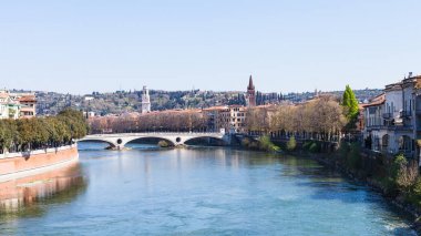 Ponte della vittoria Adige Nehri görünümünü