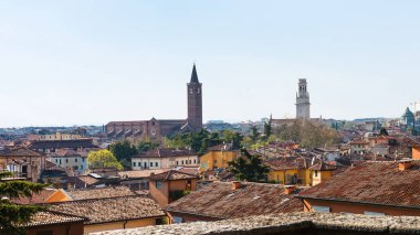 Verona duomo ve sant'anastasia kuleleri ile göster