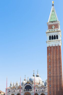 Campanile ve St Mark Basilica Piazza San Marco üzerinde