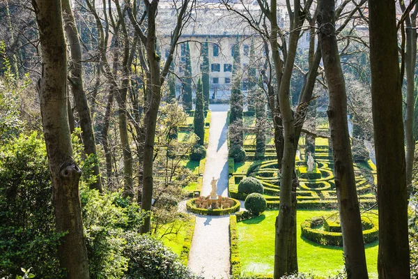 Boven uitzicht op Giusti tuin in Verona in het voorjaar — Stockfoto