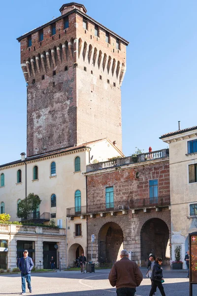 Personer nära porta Castello i Vicenza city — Stockfoto
