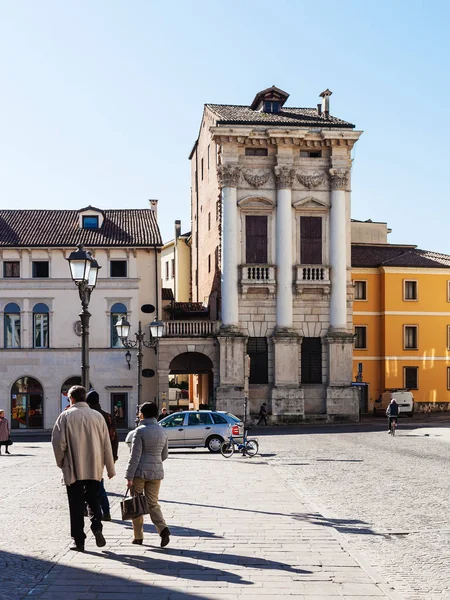 Utsikt över palazzo porto i Vicenza våren — Stockfoto