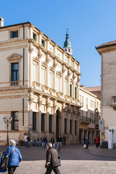 Άνθρωποι στο Corso Andrea Palladio της Piazza Castello — Φωτογραφία Αρχείου