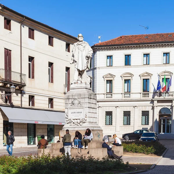 Estátua Giuseppe Garibaldi na Piazza del Castello — Fotografia de Stock