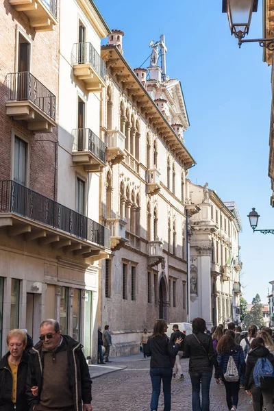 Touristes sur la rue Corso Andrea Palladio — Photo