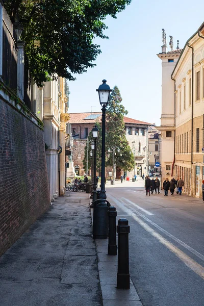 Mensen aan het begin van de straat Corso Palladio — Stockfoto