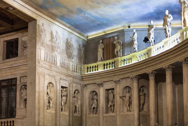 Wall and painted ceiling on stage Teatro Olimpico — Stock Photo, Image