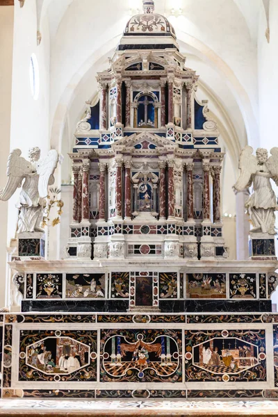 Altaar in de grote kapel van de Chiesa di Santa Corona — Stockfoto