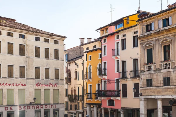 Domy mieszkalne na palazzo na Piazza dei Signori — Zdjęcie stockowe