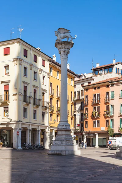 Menschen und Löwensäule auf der Piazza dei signori — Stockfoto