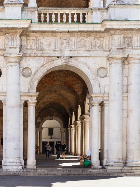 People in loggia of Basilica Palladiana — Stock Photo, Image
