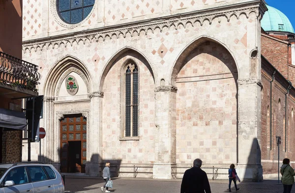 Lidé na náměstí Piazza Duomo před katedrálou — Stock fotografie