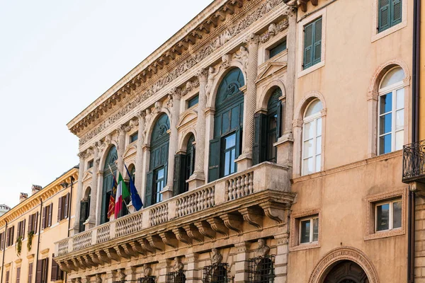 Vista do Palazzo Bevilacqua na cidade de Verona — Fotografia de Stock