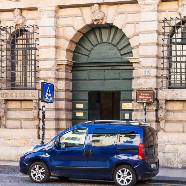 Вход в Палаццо Бевилаква в городе Верона — стоковое фото