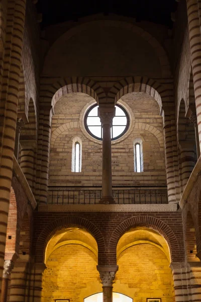 Interior de Chiesa di San Lorenzo en Verona ciudad — Foto de Stock