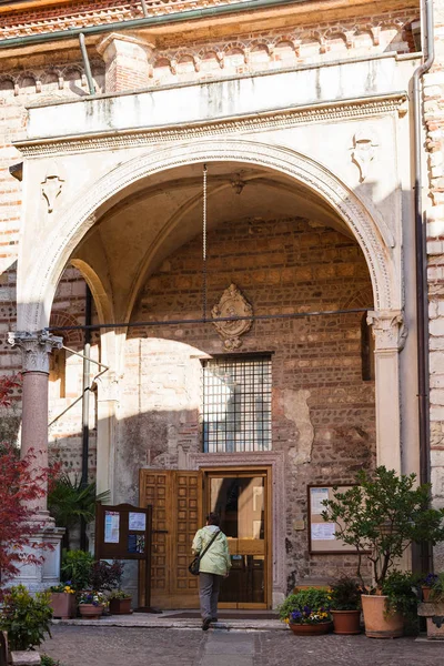 Touriste près de l'entrée dans Chiesa di San Lorenzo — Photo