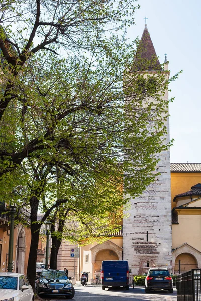 鐘塔の教会・ ディ ・ サン ・ ロレンツォ ・ ヴェローナ市 — ストック写真
