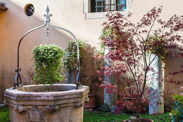 Jardim em claustro em Chiesa di San Lorenzo — Fotografia de Stock