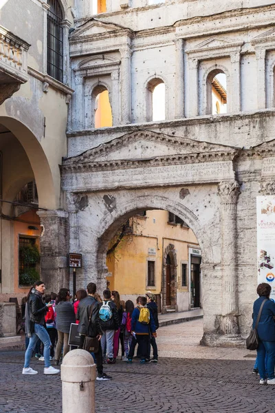 Turisti vicino a Porta Borsari a Verona — Foto Stock