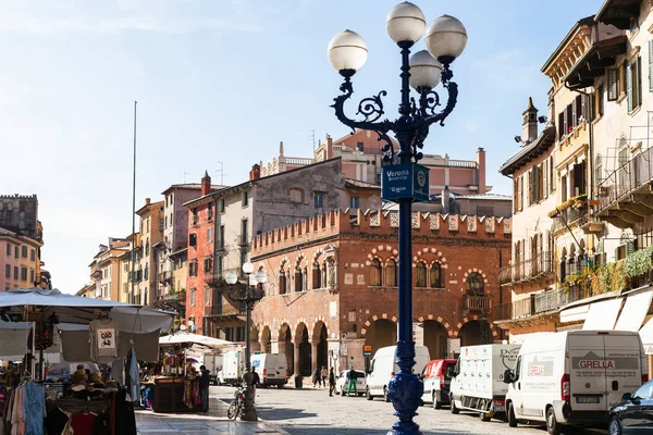 Menschen auf dem Markt auf der Piazza delle erbe, Verona — Stockfoto