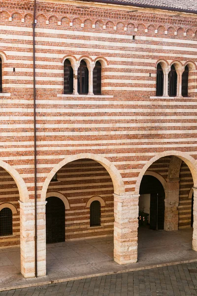 Zeď z Palazzo della Ragione ve městě Verona — Stock fotografie