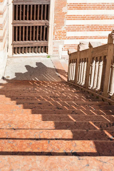 Stappen in Palazzo della Ragione in Verona stad — Stockfoto