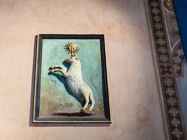 Средневековый барельеф стен Палаццо делла Раджоне — стоковое фото